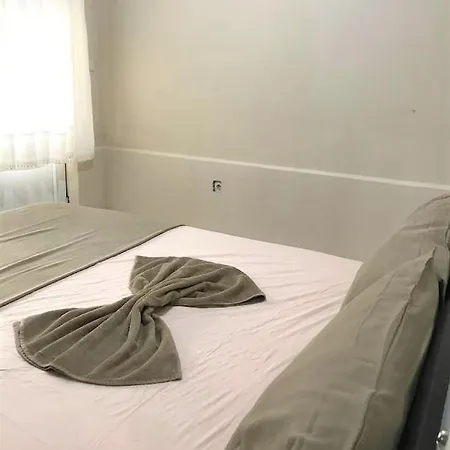 Enjoy Peace And Quiet In A Beautiful Private Home In Brilliant Location In Side * Side