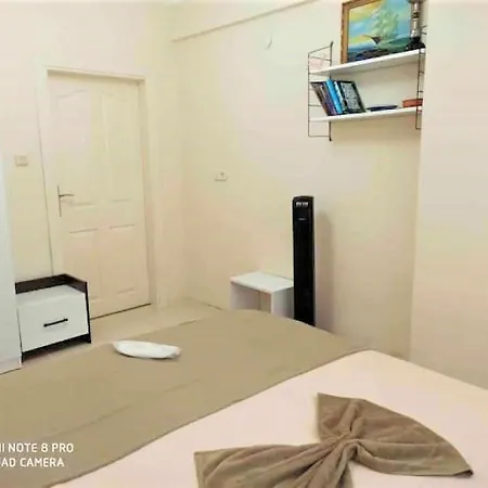 Enjoy Peace And Quiet In A Beautiful Private Home In Brilliant Location In Side Apartment *
